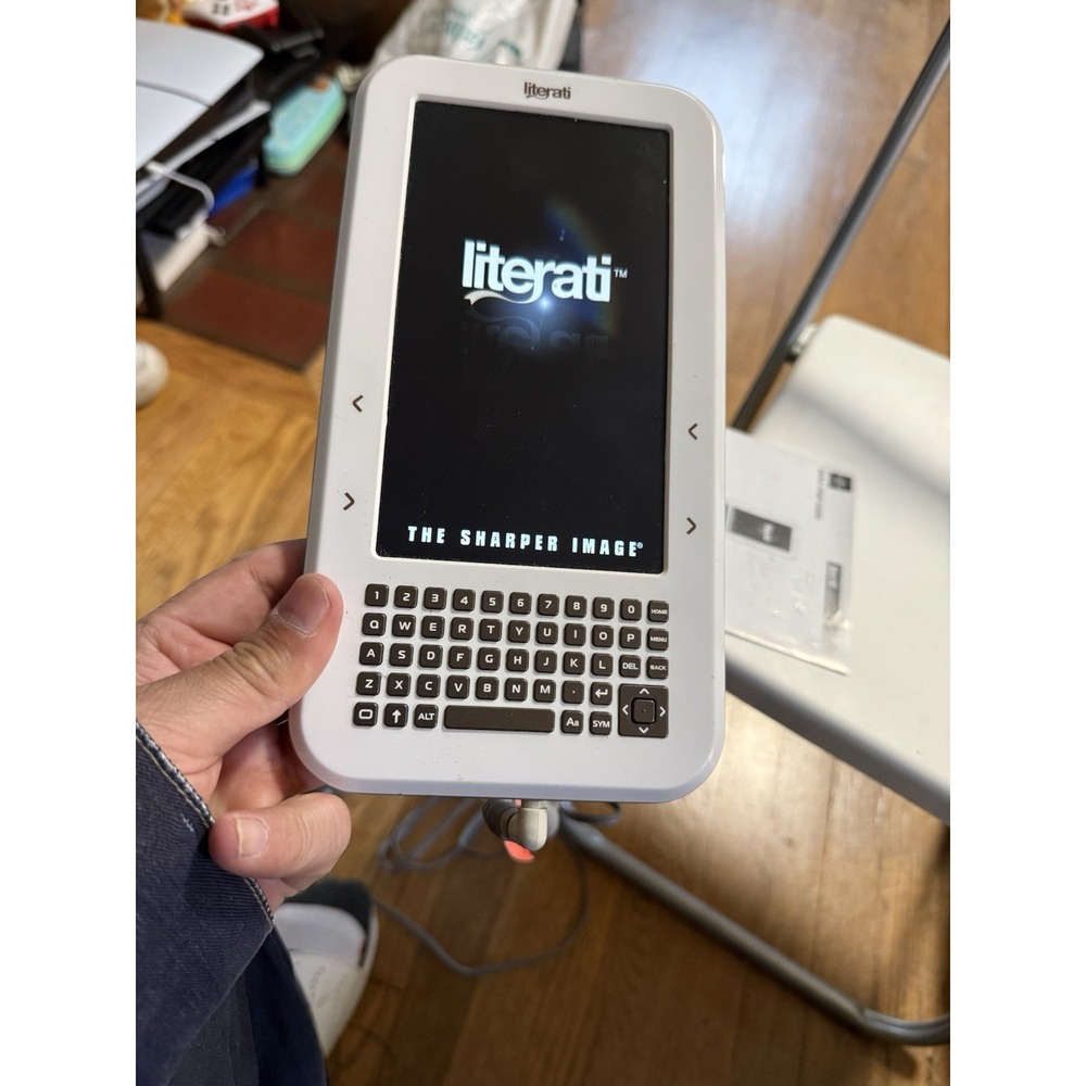 THE SHARPER IMAGE LITERATI 7" Wireless Reader with Charger